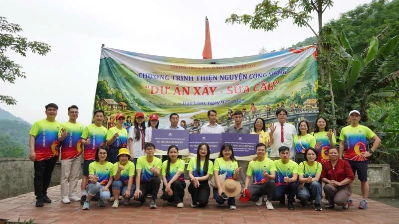 The school Youth Union delegation at the Cao Bằng bridge project