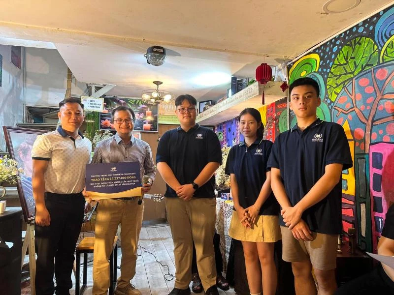 School Youth Union representatives presenting support to the Volunteer Doctors’ Association