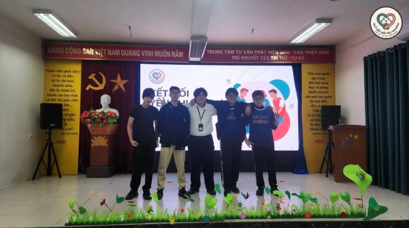 Student volunteers at the Sao Mai Center community activity